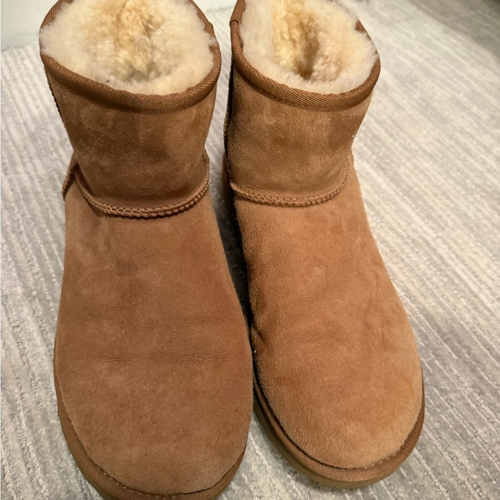 Women’s UGG Classic Mini II 
Tan Shearling Boots Size 10